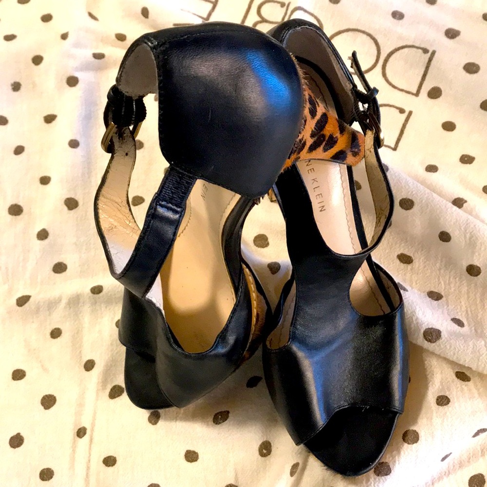 Sz7M Anne Klein animal print heels with platform